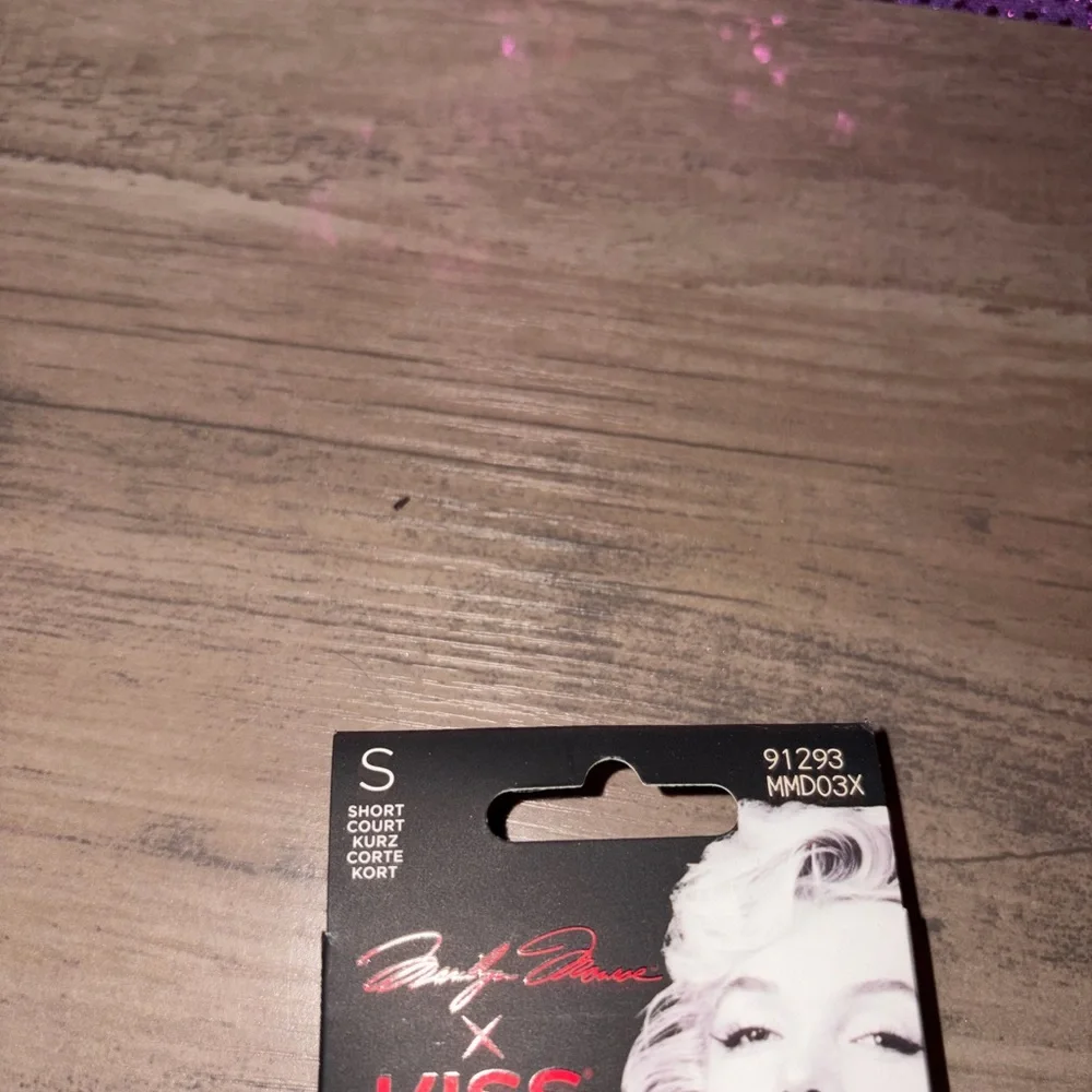 KISS Marilyn Monroe Pink White Glam Press On Nails Short 28ct w/ Glue NIP - Picture 3 of 7
